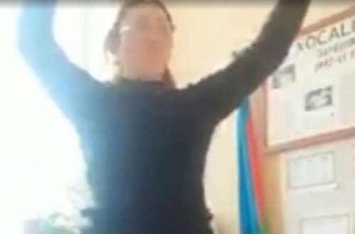 Azərbaycanda biabırçılıq: Müəllimə sinifdə 