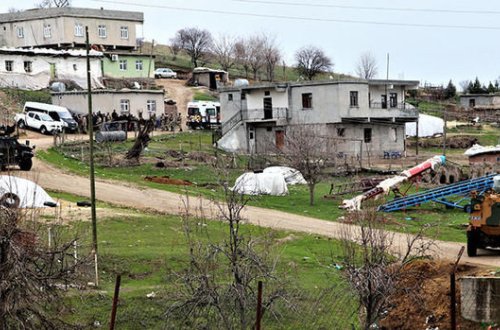 İki ailənin üzvləri arasında kütləvi dava düşdü, səkkiz nəfər yaralandı - VİDEO