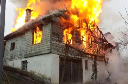 Evdə partlayış baş verdi, bir ailənin 3 üzvü yandı - Azərbaycanda faciəvi hadisə baş verib - VİDEO