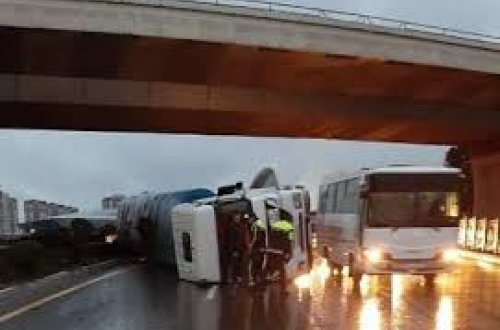 Bakıda yanacaq daşıyan maşın aşdı - FOTO