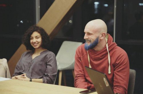 Bəhsi uduzan müəllim saqqalını rənglədi