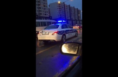 На трассе Баку-Сумгайыт Opel въехал в дорожный отбойник - ВИДЕО