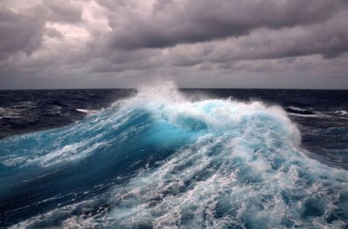 Xəzərdə dalğanın hündürlüyü altı metrə çatdı