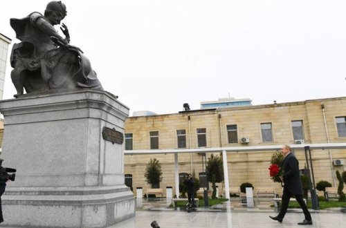 İlham Əliyev Şah İsmayıl Xətainin heykəlinin köçürüldüyü yeni salınmış parkda - FOTO