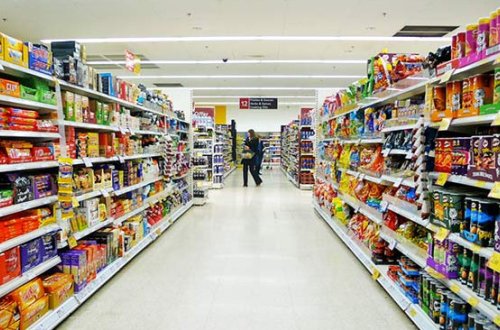 Bakıda marketlərdə siqaret çəkən kolbasa satılır - FOTO