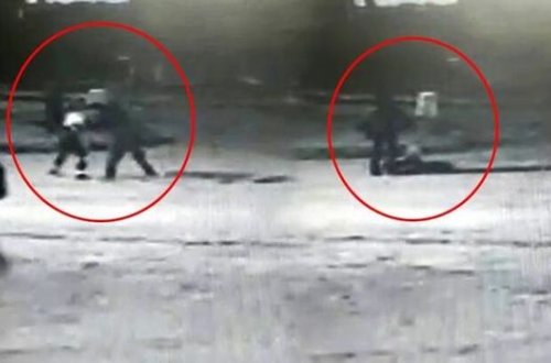 Küçədən keçən qadınlara hücum etdi: Birini bıçaqladı, birini döydü - ANBAAN VİDEO