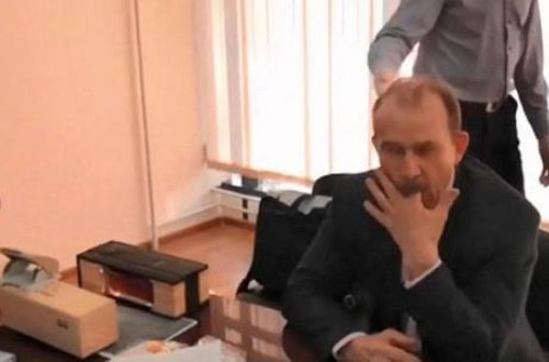 Polis dövlət qurumunda əməliyyat keçirdi - Sədr müavini rüşvət siyahısını gizlətmək üçün yedi - FOTO