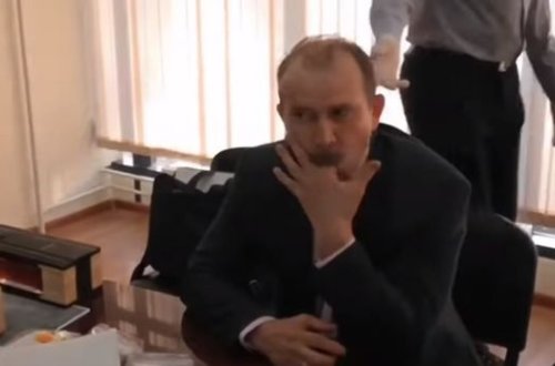 Rusiyada rüşvətxor məmur cinayətinin sübutunu udmaq istəyərkən boğuldu – VİDEO