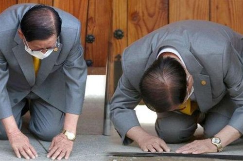 Təriqət lideri koronavirusun yayılmasına görə diz çöküb əfv dilədi