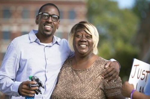 Təqsiri olmadan 23 il həbsxanada yatdı və zəngin oldu - VİDEO