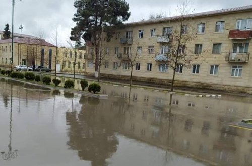 İmişli rayon mərkəzi böyük gölə çevrildi, İH şöbə müdiri faktı dandı (FOTO/VİDEO)