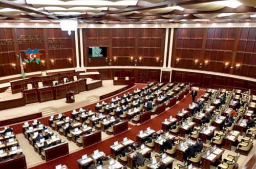 Deputatlar virusdan necə qaçır?