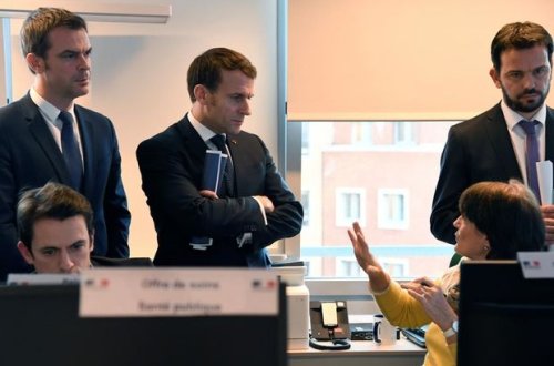 Президент Франции перестал пожимать людям руки