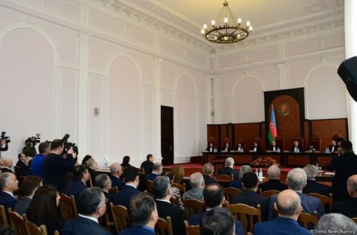 Hakimlər müşavirə otağına yollandılar