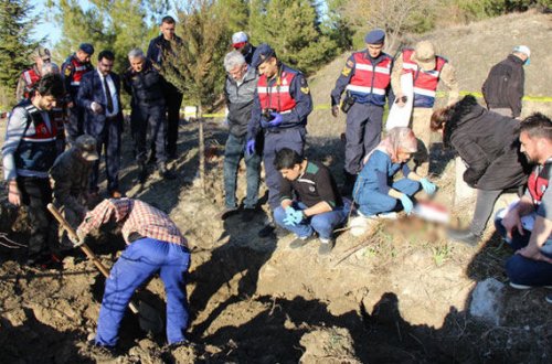 Anasını döyən oğulu ata balta ilə öldürdü