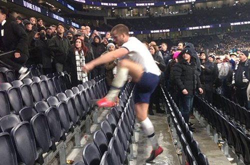 Məşhur futbolçu tribunaya qalxaraq azarkeşlə dava etdi - VİDEO