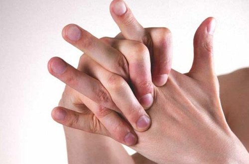 Barmaq şıqqıldatmaq zərərlidir?