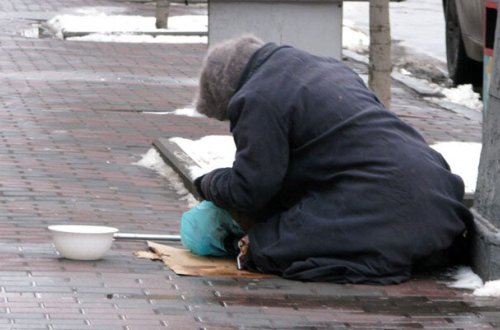 Əvvəl dilənir, pul verməyəndə isə... – Baş bəlasına çevrilən dilənçi mafiyası – VİDEO