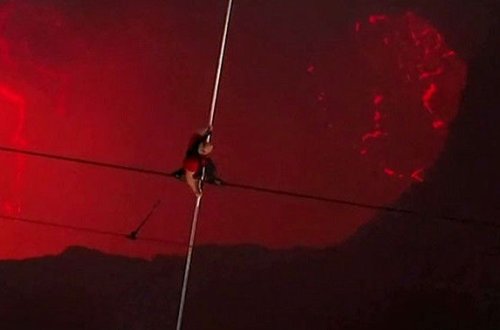 Канатоходец пересек кратер действующего вулкана - ВИДЕО