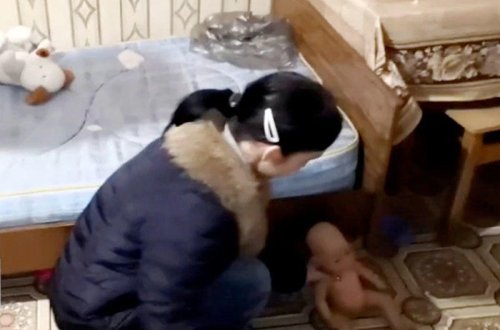 Ana 2 yaşlı qızını çörəklə necə öldürdüyünü göstərdi - VİDEO - FOTO