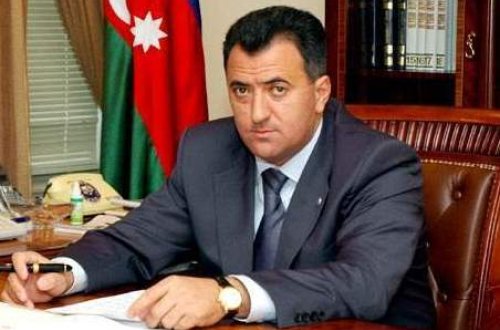 İcra başçısı Abdin Fərzəliyev cangüdənlə gəzir