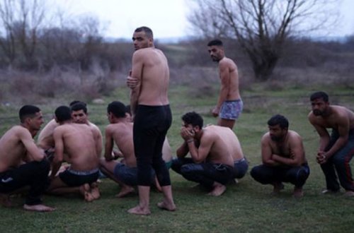 Yunan əsgərlər suriyalı qaçqınları döyərək geri göndərdi - FOTOLAR