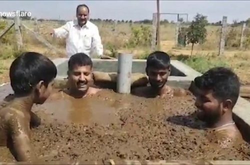 Hindistanda insanlar viruslardan qorunmaq üçün peyin vannaları qəbul edir – VİDEO