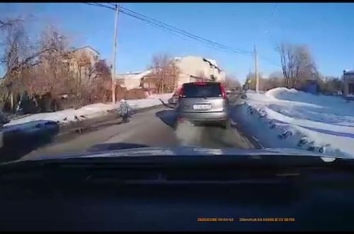 В России мать покатала ребенка на санках, привязанных к авто – ВИДЕО