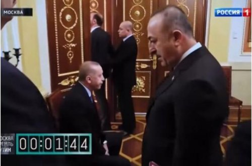 Rus mediası Putinin Ərdoğanı dəhlizdə gözlətdiyi anın kadrlarını yaydı – VİDEO