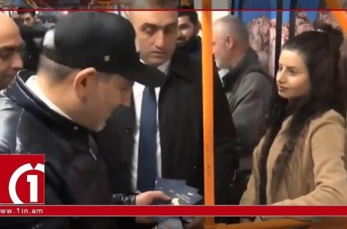 Metroda gözlənilməz hadisə: Bukleti cırıb,onun üzərinə atdı- VİDEO