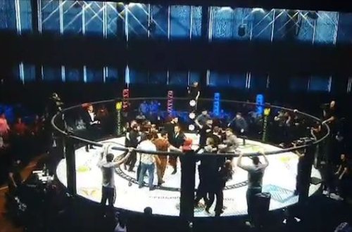 Azarkeşlər erməni hakimə hücum edib yerə sərdilər - VİDEO