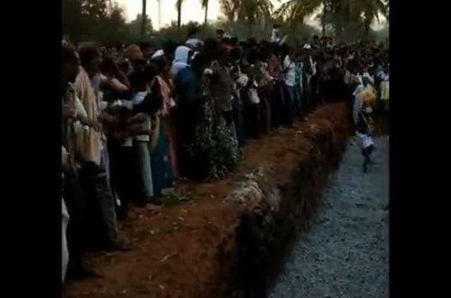 Священник чуть не сгорел, пробежав по раскаленным углям – ВИДЕО