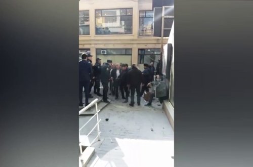 Əhmədli metrosu yaxınlığında kütləvi dava - ƏLİLLƏR SAHİBKARIN OBYEKTİNİ DAĞITDILAR