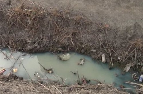 В Уджаре канализационные воды стекают на улицу - ВИДЕО