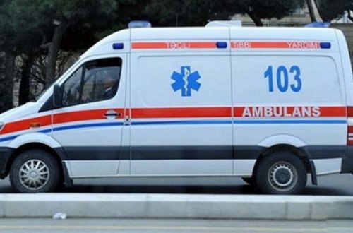 Ağciyər İnstitutunda ölən şəxsi aparan təcili yardım maşını qəzaya düşdü