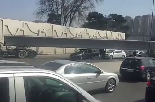 Bakıda beton daşıyan maşın qəza törətdi: Şəhərə giriş bağlandı - VİDEO