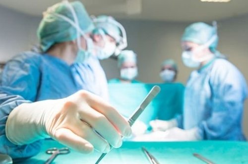 Gənc qız burun əməliyyatında öldü