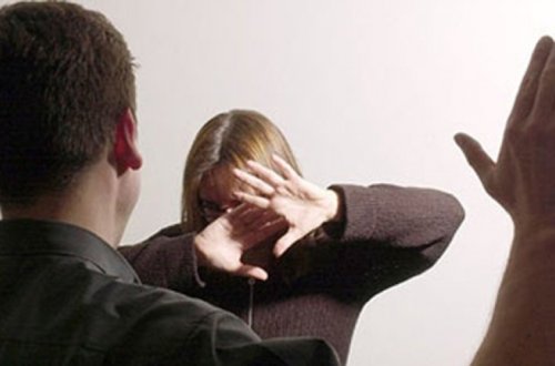 Ər arvadını vəhşicəsinə döydü - Bakıda