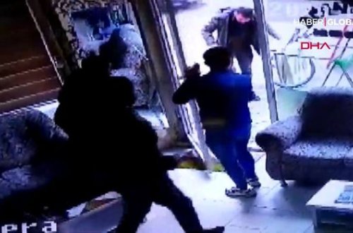 Şüşə qapını görmədi, qırıb içindən keçdi — VİDEO