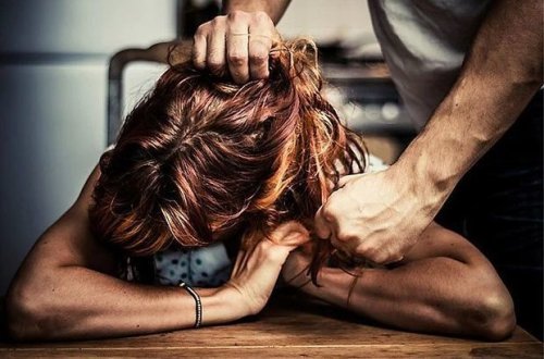 В Баку мужчина жестоко избил жену