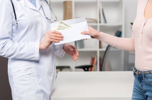 Azərbaycanda həkim rüşvət aldı, işdən qovuldu - ÖZƏL + VİDEO