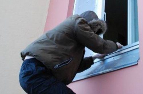 Bakıda nəfəslikdən daxil olub, evi qarət etdilər