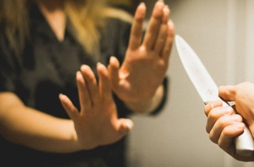 Qobuda qadın əri tərəfindən bıçaqlandı