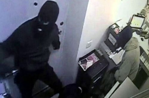 Banka silahlı basqının görüntüləri yayıldı - VİDEO