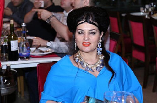 Elza yasa başında tacla gedib - Fotolar