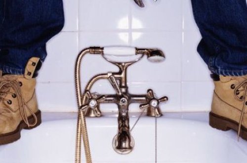 Bakıda kişi tibbi bintlə özünü asdı