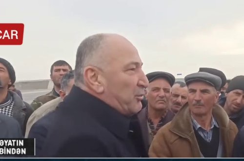 Ucarda sakinlər icra hakimiyyətinə hücum etdi, başçı iclasdan qaçdı - VİDEO