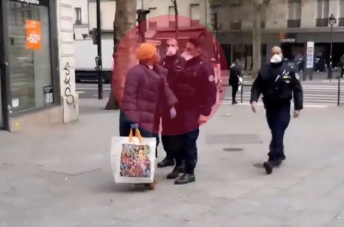 Karantin tədbirlərinə əməl etməyən qadın onu saxlayan polisin üzünə öskürdü - VİDEO