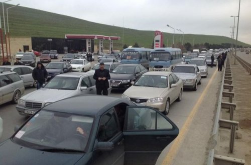 Дорожная полиция: Сотни направлявшихся в Баку машин развернули обратно