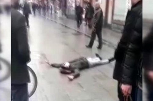 Küçədə gərgin anlar - Yıxılan gəncə koronavirus qorxusundan yaxınlaşan olmadı - FOTO